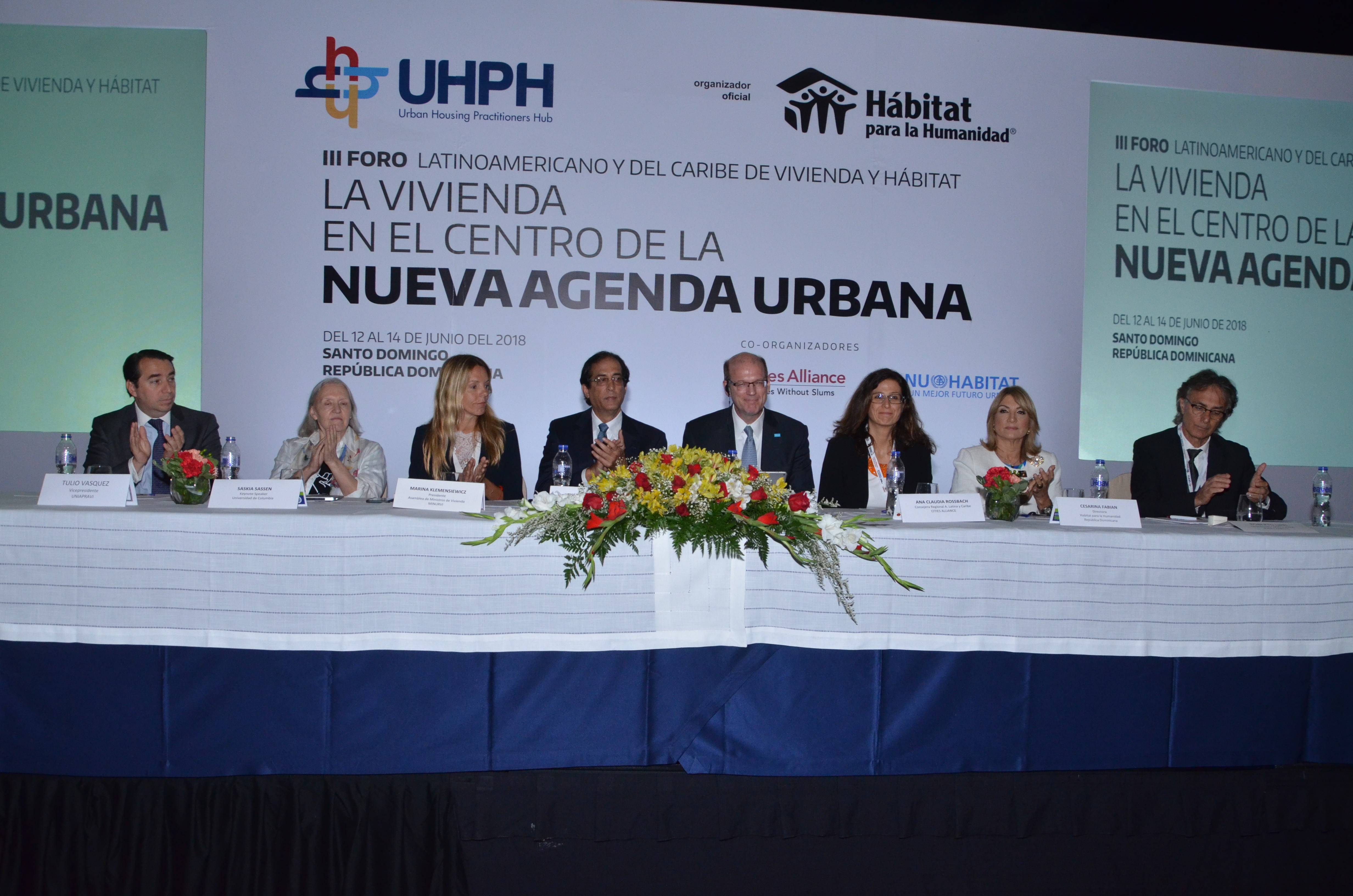 En la mesa principal del foro sobre vivienda: Roberto Lippi, Saskia Sassen, Marina Klemenciewicz, Gustavo Montalvo, Jonathan Reckford, Anaclaudia Rossbach, Cesarina Fabián y Tulio Vásquez.