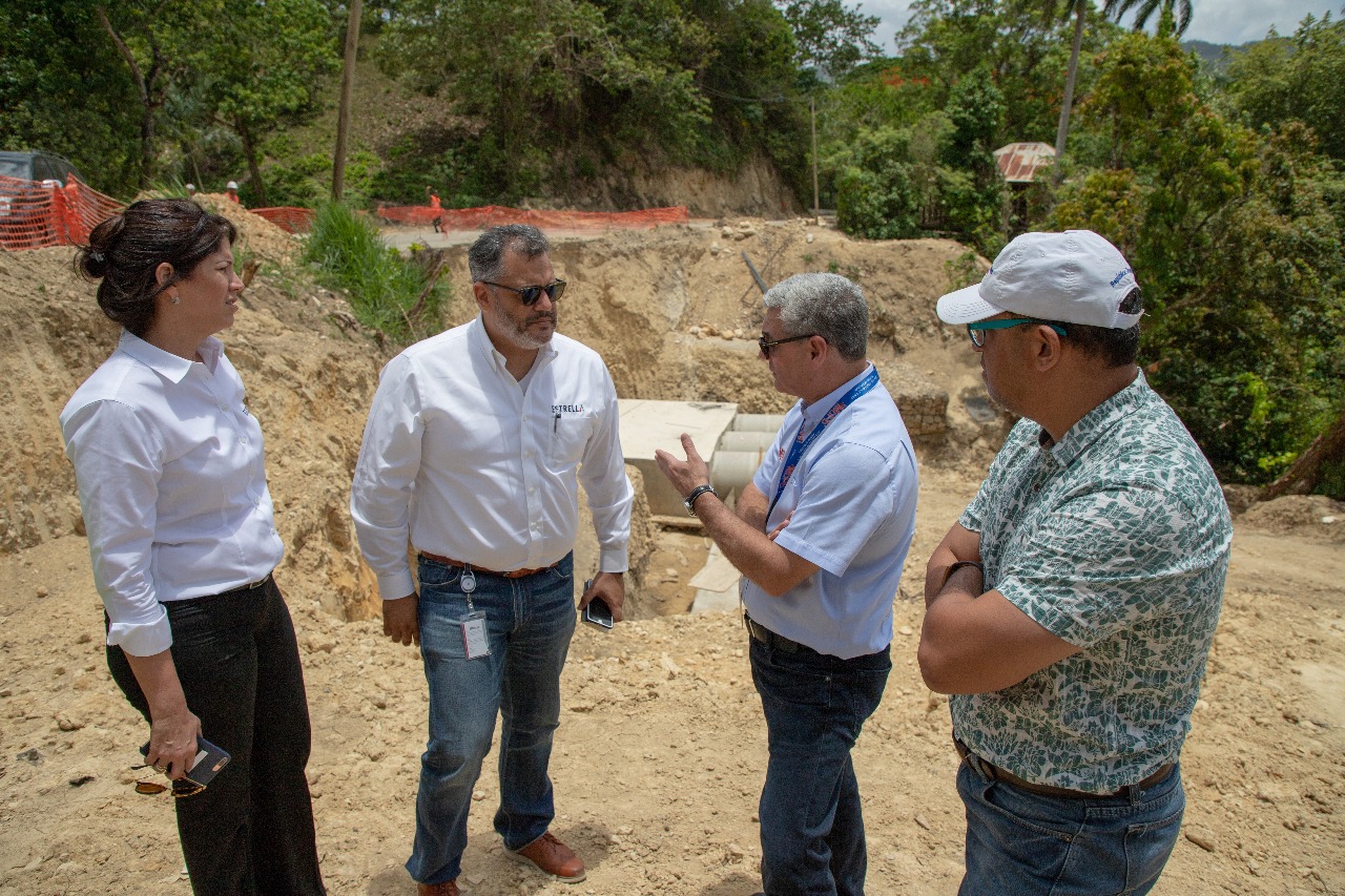 El ministro del MOPC, Gonzalo Castillo, supervisa la carretera turística de Puerto Plata, junto a ingenieros del Grupo Estrella.