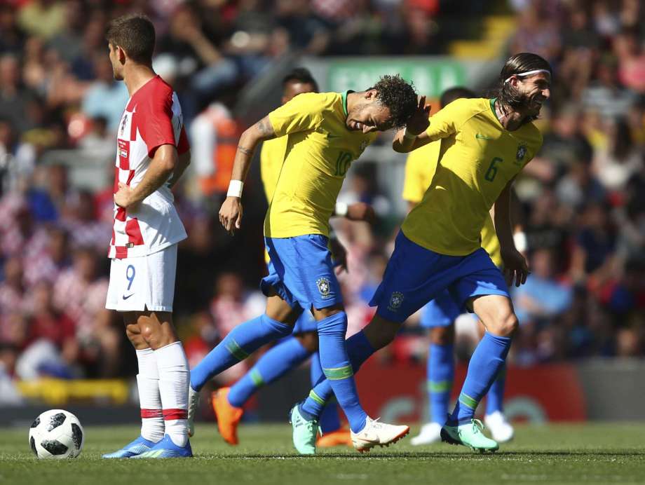 Neymar (10) festeja con Filipe Luis luego de anotar un gol en un amistoso contra Croacia. Archivo. Brasil es favorito para ganar su sexta Copa Mundial en Rusia, según una firma estadounidense de pronósticos deportivos. (AP Photo/Dave Thompson)