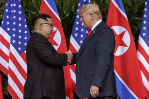 presidente de Estados Unidos Donald Trump y al mandatario norcoreano Kim Jong Un estrechándose la mano antes del inicio de su reunión en el Hotel Capella de Singapur el martes 12 de junio de 2018. (Host Broadcaster Mediacorp Pte Ltd vía AP)