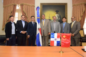 Miguel Mejía recibe representantes de constructora China