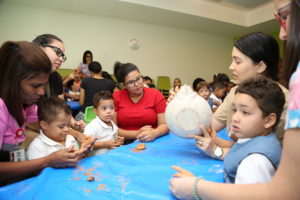 Niños del CAID de Santiago durante uno de los talleres