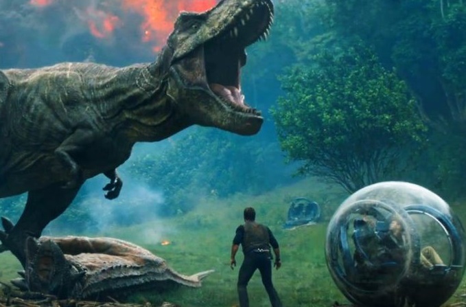 Una escena de "Jurassic World: Fallen Kingdom", la cual domina actualmente la taquilla.