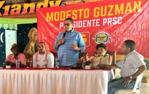 Modesto Guzmán durante una actividad con dirigentes del PRSC en Puerto plata