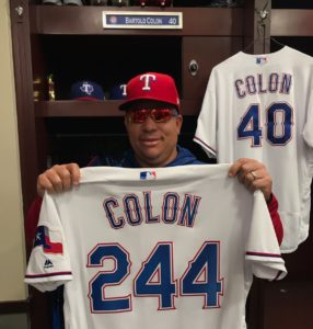Bartolo Colón muestra la camiseta que le regaló Texas por pasarle a Juan Marichal en victorias
