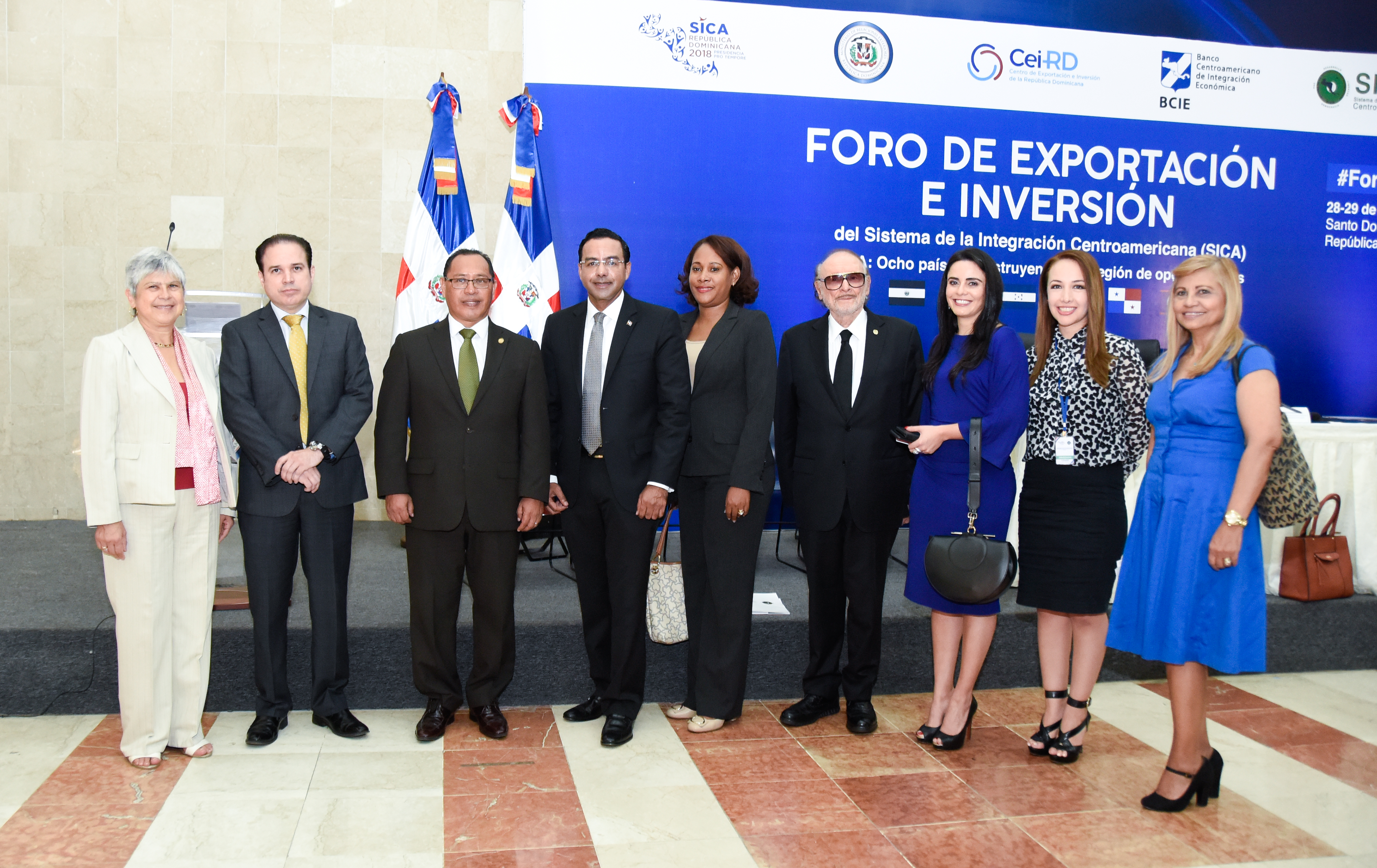 Vicecanciller Hugo Rivera y el dir. del CEI-RD, Marius de León, junto a diplomáticos países SICA.