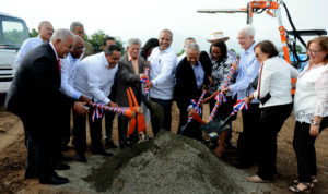 Autoridades dan primer picazo para la construcción de la Planta Procesadora y de Tratamiento Hidrotérmico de Mangos en Baní, provincia Peravia.