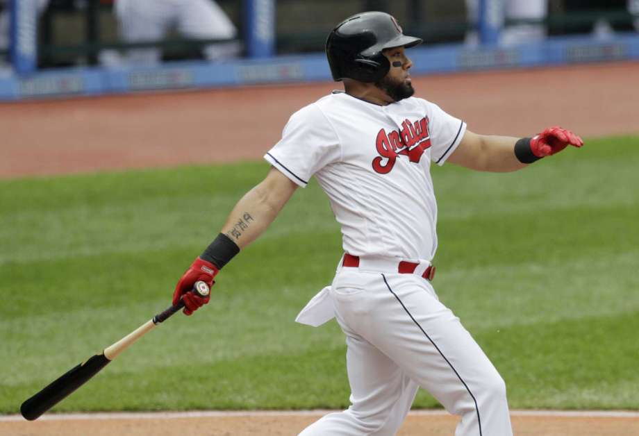 El dominicano Melky Cabrera pega un doblete por los Indios de Cleveland ante los Medias blancas de Chicago el miércoles 30 de mayo de 2018, en Cleveland. (AP Foto/Tony Dejak)