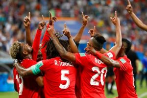 Los jugadores de Panamá festejan un autogol del tunecino Yassine Meriah en el partido del Grupo G por el Mundial en Saransk, Rusia, el jueves 28 de junio de 2018. (AP Foto/Darko Bandic)