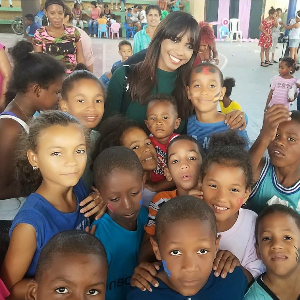 Anyelina López junto a niños que forman parte del proyecto Fundación Cristales de Aalegría