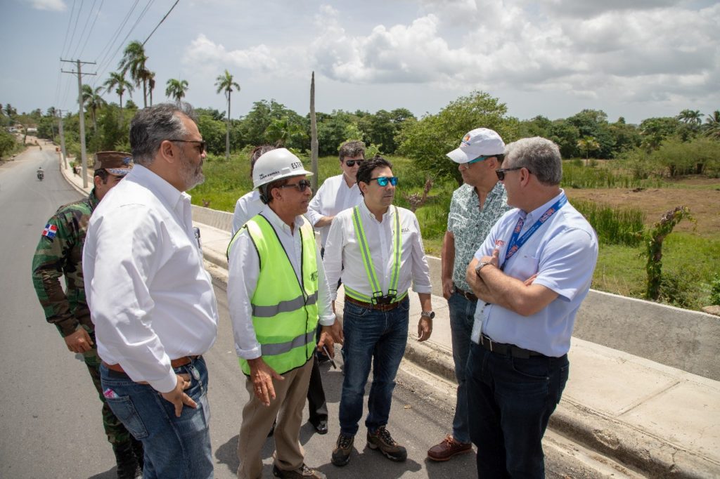 El ministro del MOPC, Gonzalo Castillo, supervisa la carretera turística de Puerto Plata, junto a ingenieros del Grupo Estrella.
