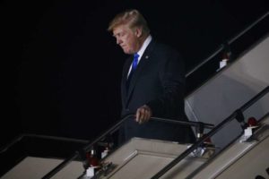 El presidente Donald Trump llega a la base aérea Paya Lebar para la cumbre con el líder norcoreano Kim Jong Un, el domingo 10 de junio de 2018, en Singapur. (AP Foto/Evan Vucci)