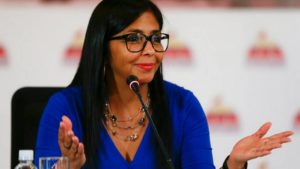 Archivo - En esta foto de archivo del 28 de agosto de 2017, Delcy Rodríguez, entonces presidenta de la Asamblea Constituyente y nombrada como vicepresidenta del país por Nicolás Maduro este jueves 14 de junio de 2018, da una conferencia en Caracas, Venezuela. (AP Foto/Ricardo Mazalan, File)