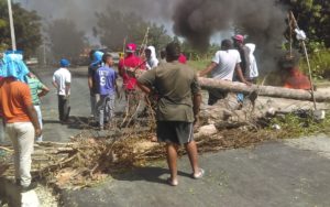 Durante las protestas en la comunidad Corbanal, de San Juan, en demanda de asfaltado de calles