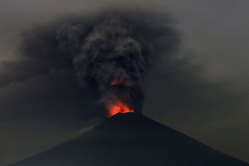 El volcán Monte Agung hace erupción en Karangasem, Bali, Indonesia. (AP Foto/Firdia Lisnawati, Archivo)