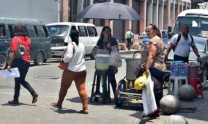 Derechos Humanos presenta informe. Muchos venezolanos han tenido que recurrir a la economía informal para subsistir y poder ayudar a sus familias. Foto Kelvin Mota