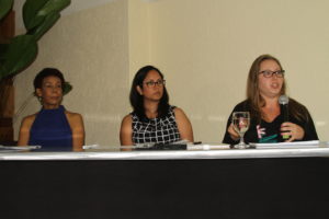 Sergia Galván, Mónica Sánchez y Kate Vasiloff, durante la presentación de la encuesta sobre el aborto.