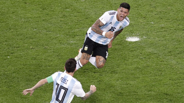 Marcos Rojo (15) festeja con Lionel Messi tras marcar el gol que le dio a Argentina la victoria 2-1 ante Nigeria en el partido por el Grupo D del Mundial en San Petersburgo, Rusia, el martes 26 de junio 2018. (AP Foto/Michael Sohn)