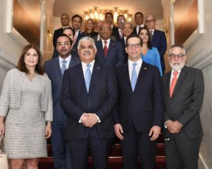 El canciller Miguel Vargas junto a representantes de gremios empresariales miembros Consejo Consultivo Mirex