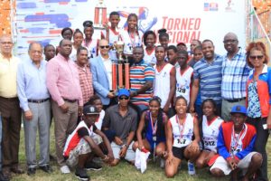 Félix Sánchez junto a atletas ganadores del Torneo Nacional de Atletismo Escolar