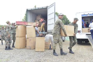 Aduanas donó tres mil kilos de ropa, decenas de pares tenis y otros artículos a los reclusos del Centro Penitenciario en Santa Cruz de El Seibo