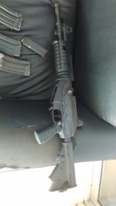 Fusil M-16 ocupado en el lugar donde ocurrió el tiroteo entre agentes PN, algunos de los cuales resultaron heridos, y asaltantes del Banco Popular.