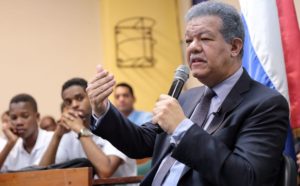 El expresidente Leonel Fernández durante el conversatorio.