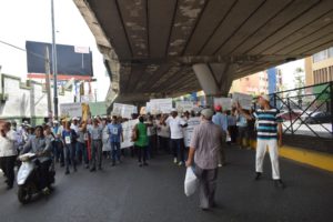 Parte de los pensionados que participaron en la marcha hasta el Ministerio de Hacienda.