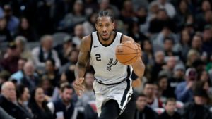 En imagen de archivo del 13 de enero de 2018, el alero Kawhi Leonard, de los Spurs de San Antonio, avanza con el balón durante el partido frente a los Nuggets de Denver en San Antonio. (AP Foto/Eric Gay, archivo)