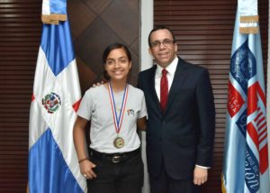 El ministro Andrés Navarro recibe a a la estudiante de la Jornada Escolar Extendida, Issanny Tejada Guzmán