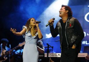 Carlos Vives canta con Nicolle Horbath, ganadora de la Beca Carlos Vives de la Fundación