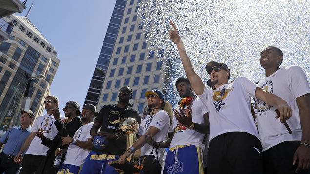 Jugadores de los Warriors de Golden State se reúnen antes del comienzo del desfile para celebrar el campeonato de la NBA que ganó el equipo, el martes 12 de junio de 2018, en Oakland, California. (AP Foto/Marcio José Sánchez)