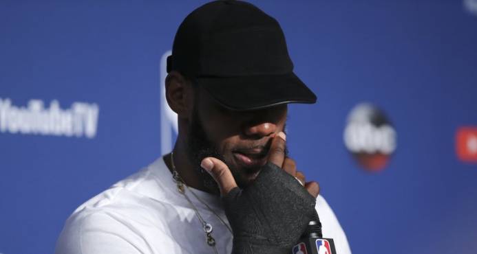 LeBron James de los Cavaliers de Cleveland durante una rueda de prensa tras el cuarto partido de la final de la NBA, el sábado 9 de junio de 2018. (AP Foto/Carlos Osorio)