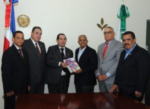 Ministro de Agricultura junto a legisladores miembros de la Comisión de Asuntos Agropecuarios del Senado.