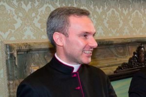 El diplomático del Vaticano, Monseñor Carlo Capella