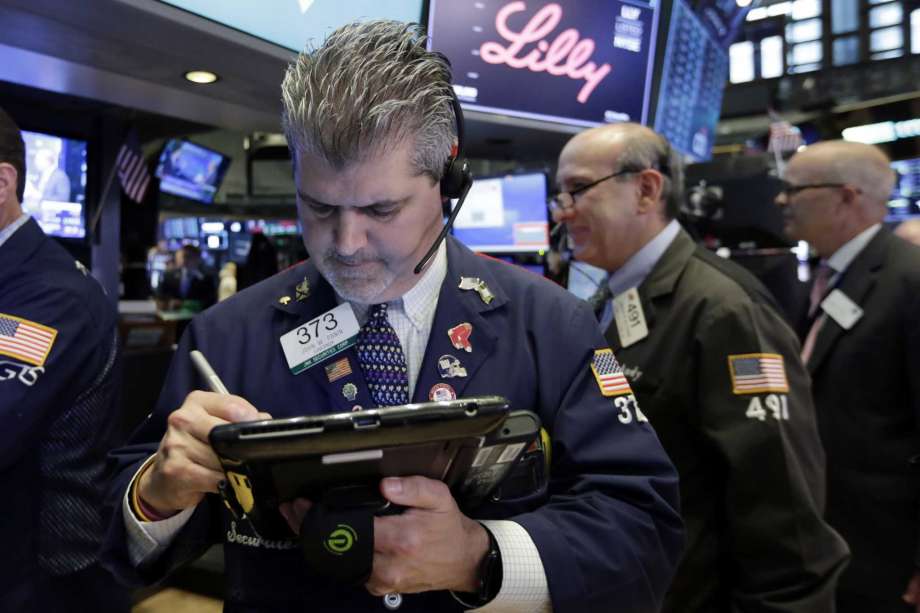 John Panin trabaja junto a otros operadores en el piso de la Bolsa de Valores de Nueva York. Wall Street (AP Foto/Richard Drew)