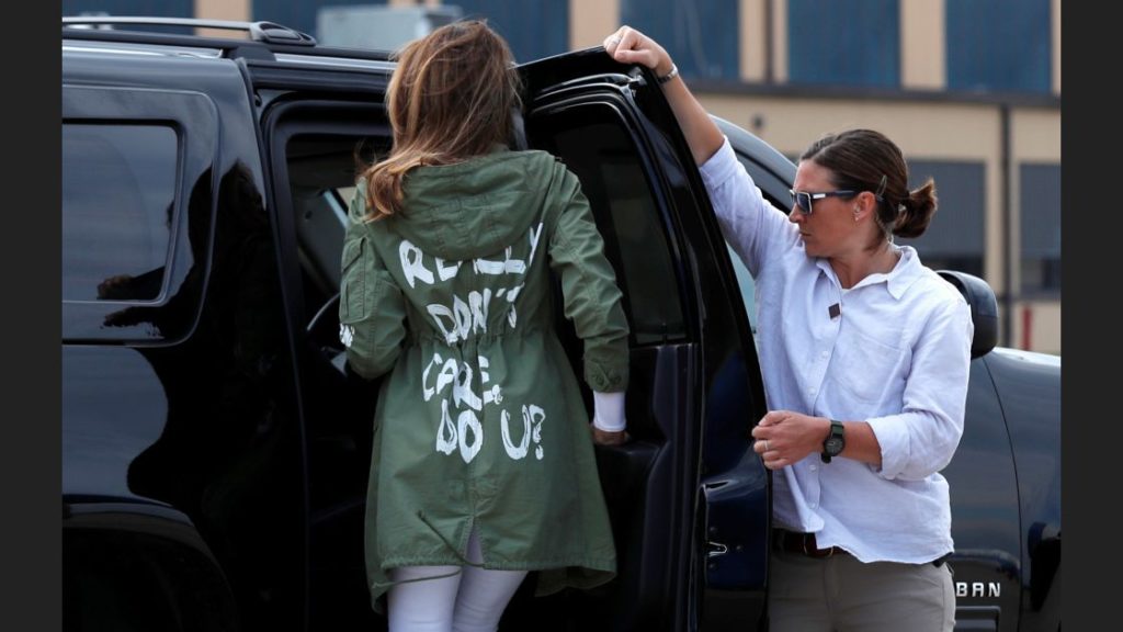 La primera dama Melania Trump usó el jueves una chaqueta en la que decía "Realmente no me importa, ¿a ti?"