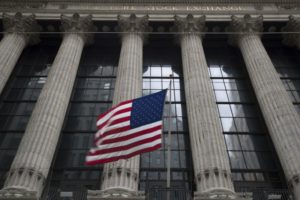ARCHIVO - Una bandera estadounidense ondea afuera de la Bolsa de Valores de Nueva York. Wall Street baja tras anuncio de aranceles de EEUU a China (AP Foto/Mary Altaffer, Archivo)