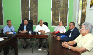 Ministro de Agricultura Osmar Benítez y miembros del Consejo Administrativo del Proyecto de banano La Cruz de Manzanillo.