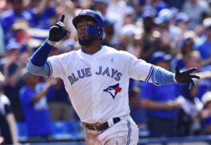 El dominicano Teoscar Hernández, de los Azulejos de Toronto, celebra su jonrón solitario