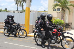 Agentes policiales recorren calles de San Francisco de Macorís durante el llamado a huelga por 48 horas. Foto Narciso Acevedo.