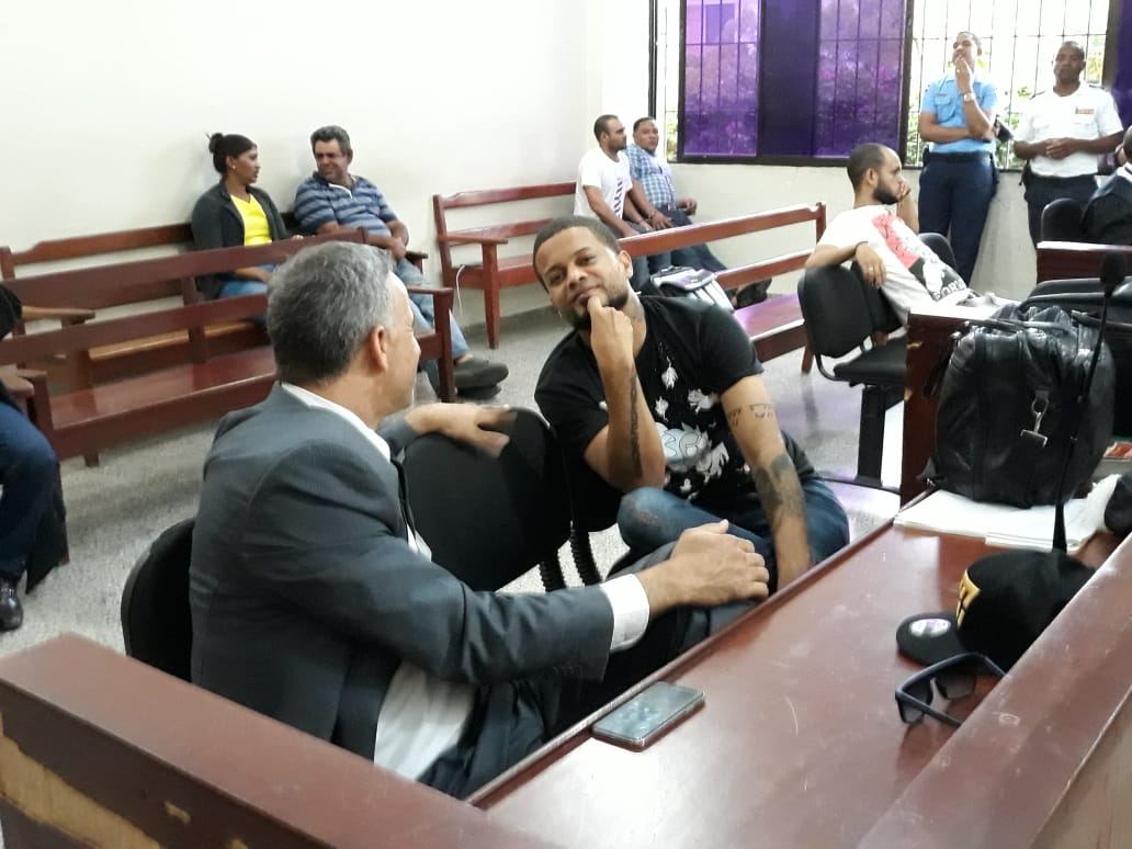 El artista de música urbana Miguel Ángel Valerio Lebrón, conocido como Don Miguelo, acusado de agredir a palos a su exdiseñador Leo Manuel Ureña (al fondo)
