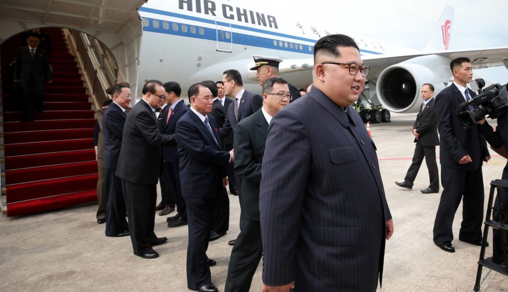 En esta imagen, distribuida por el Ministerio de Comunicaciones e Información de Singapur, el líder de Corea del Norte, Kim Jong Un (derecha), a su llegada al aeropuerto internacional Changi,