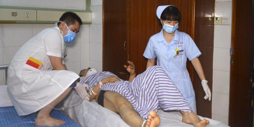 En esta fotografía proporcionada por la agencia de noticias Xinhua, empleados de un hospital asisten a una persona que resultó herida en un accidente en el condado de Hengdong, en la provincia Hunan, centro de China, el sábado 30 de junio de 2018. (Xiao Yahui/Xinhua vía AP)