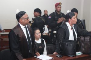 Marlin Martínez y sus abogados. Está acusada junto a su hijo Marlon del asesinato y posterior desaparición de la adolescente embarazada Emely Peguero.