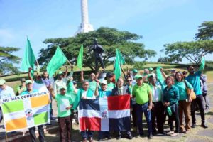 Miembros del colectivo Marcha Verde se manifiestan en el Monumento de Santiago. Foto costesía del eljacaguero.com.