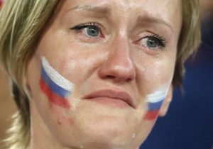 Una seguidora de Rusia llora tras la derrota ante Croacia en los cuartos de final de