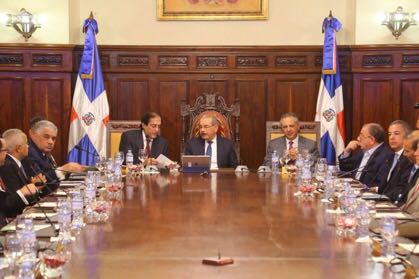 Presidente Danilo Medina reunido con funcionarios