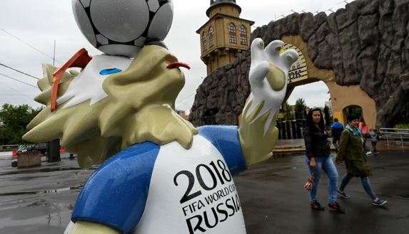 La estatua de Zabivaka, la mascota del mundial de fútbol Rusia 2018,