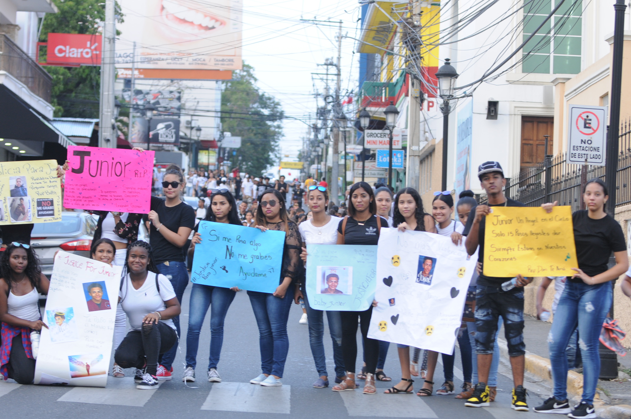 Cientos jóvenes marchan por Junior y la inseguridad. Llegan a monumento de Santiago 